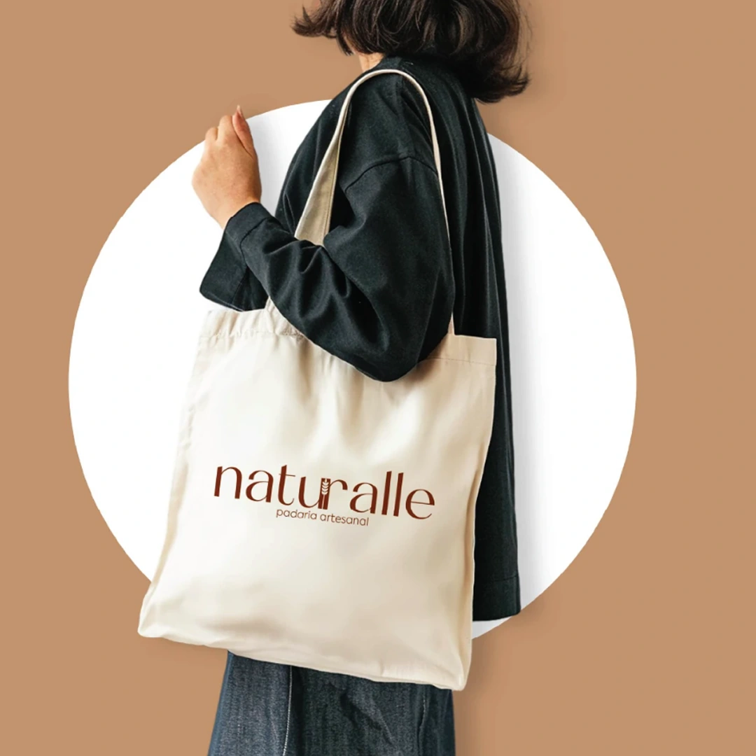 Aplicação da identidade Naturalle em uma bolsa